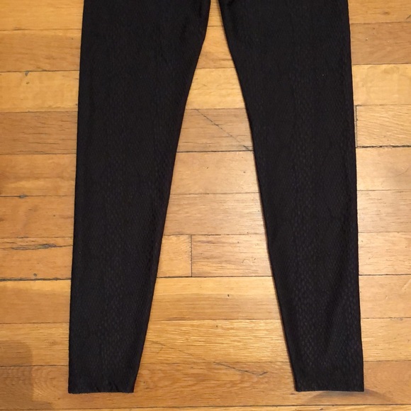 Beyond Yoga Snake Jacquard Textured Midi Leggings in Black, size XS - Picture 11 of 13